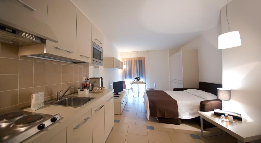 Lacroma Aparthotel Градо Номер фото