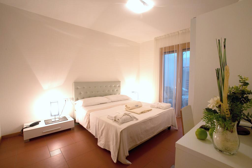 Lacroma Aparthotel Градо Номер фото