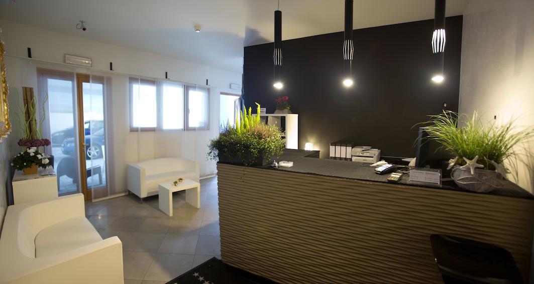 Lacroma Aparthotel Градо Экстерьер фото