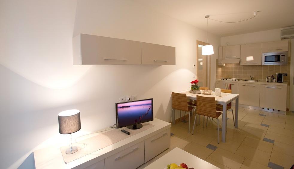 Lacroma Aparthotel Градо Экстерьер фото